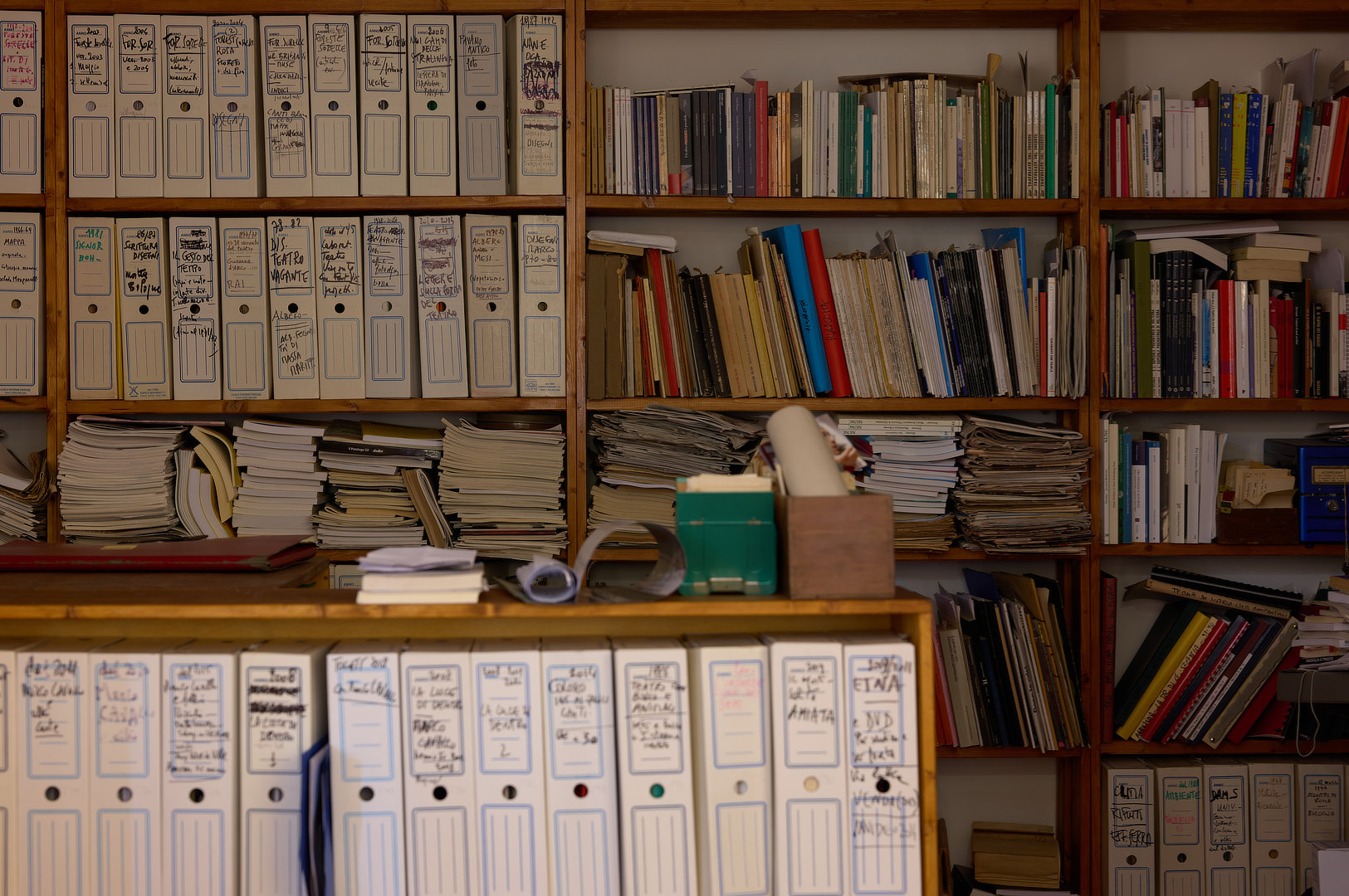Scorcio dei faldoni dell&rsquo;archivio.