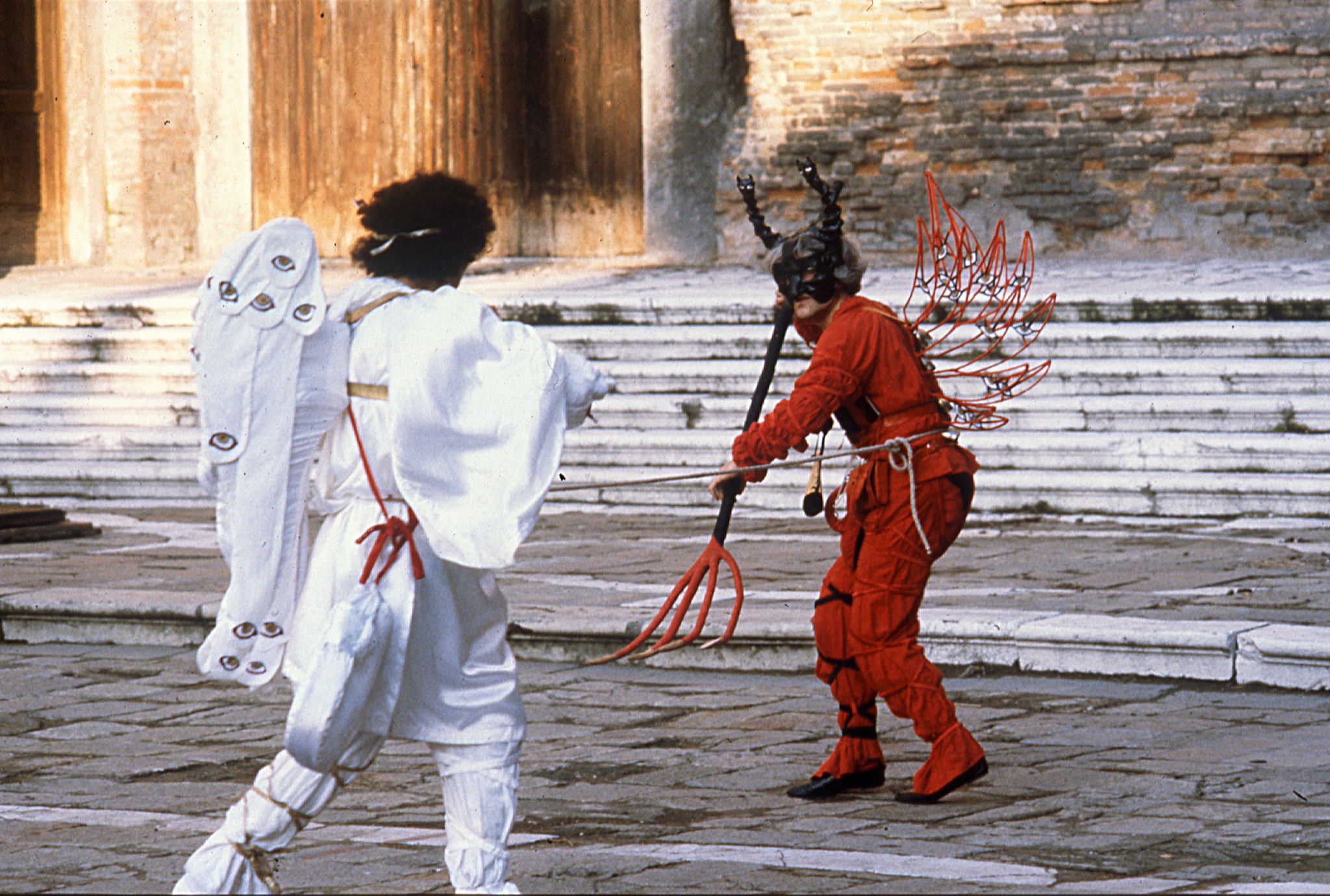 Fotogramma di Giuliano Scabia al carnevale di Venezia.